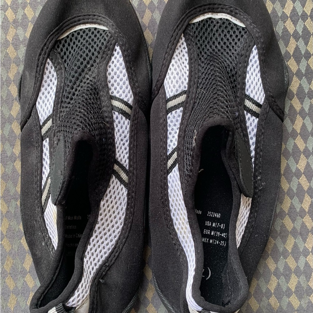 💚3/$25 M 7-8 Black and White Mesh Slip-On Shoes